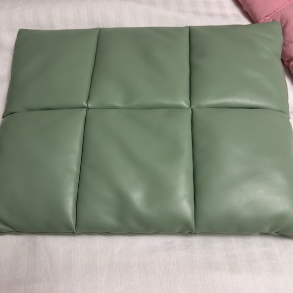 🩷💚EXCELLENT USED CONDITION COMFYABLE CASES💚🩷 - Picture 2 of 9